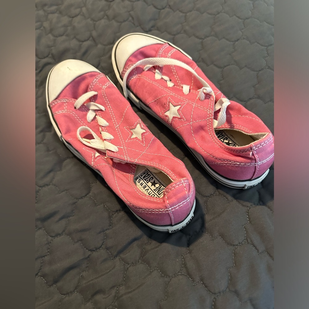Pink low top converse all stars, big kids size 5 equivalent to 6.5 in wo…